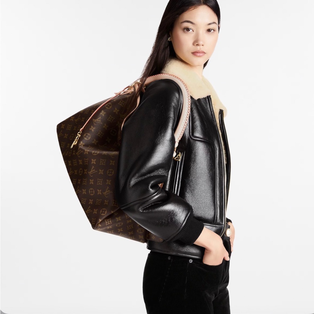 The Artsy MM embodies understated bohemian style. Louis Vuitton's